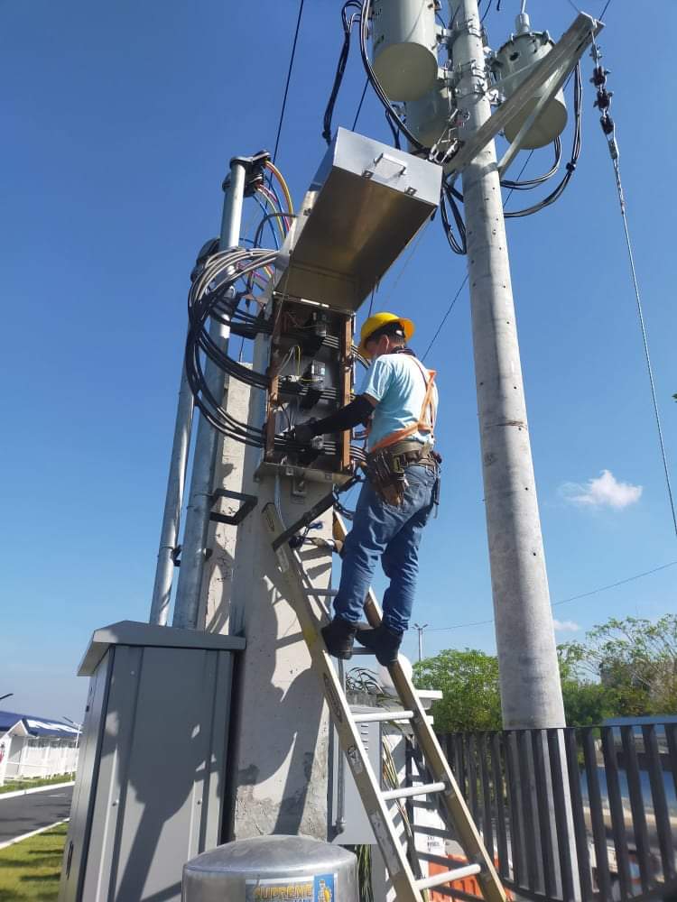A Meralco lineman servicing a COVID-19 health facility