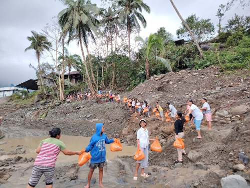 Bringing aid to calamity-stricken Filipinos  8