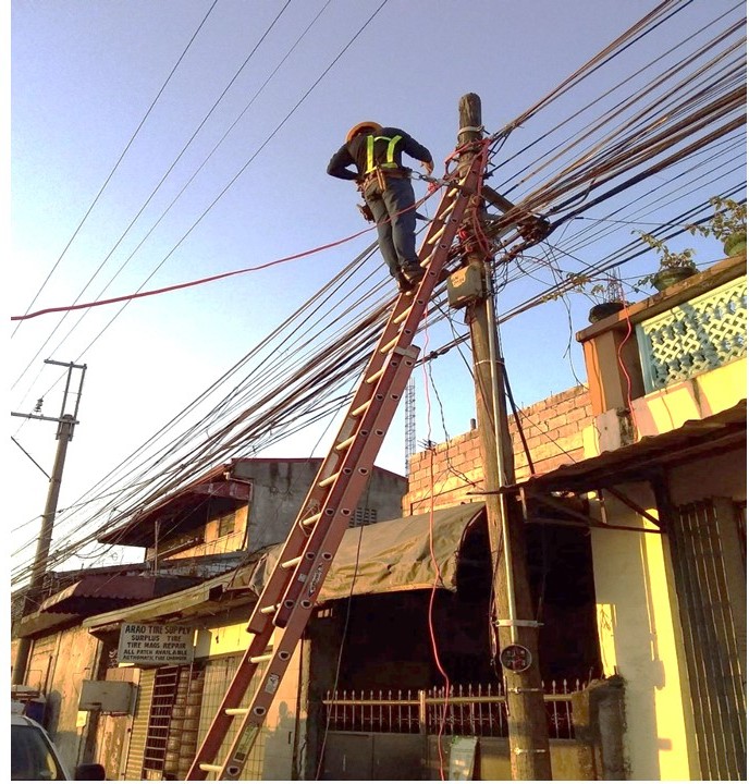 Select PNP checkpoints, such as the one in Brgy. Sta. Lucia, Pasig, were given access to power to enable personnel to work better even at night. Photo courtesy of Meralco.